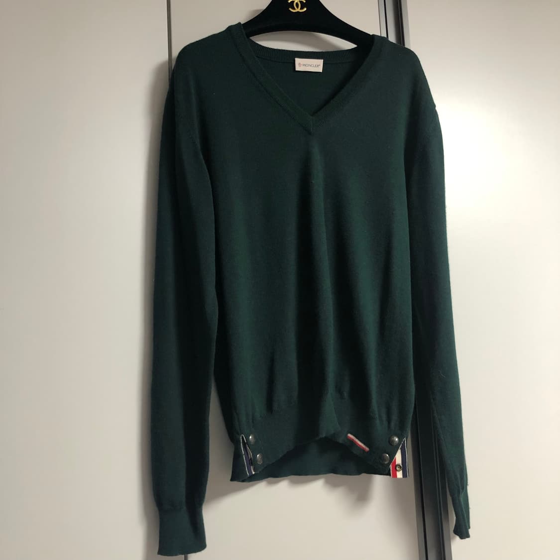 몽클레어 브이넥 울 니트 로고 와펜 상품이미지5