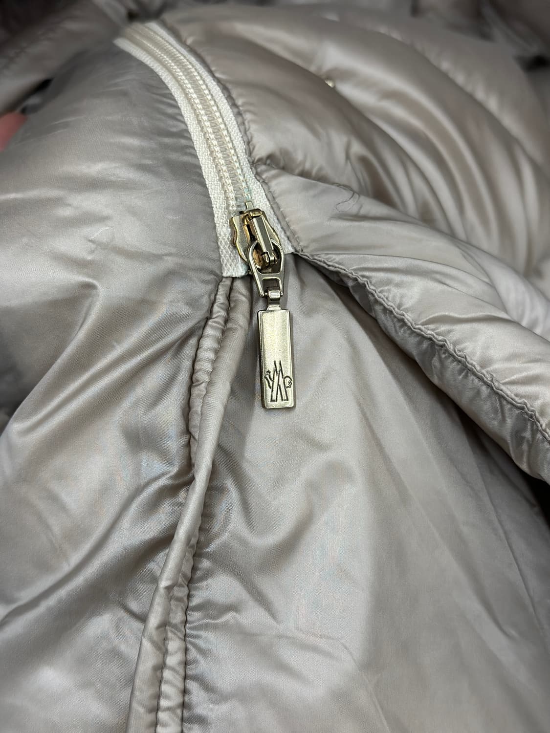 몽클레어 샴페인 골드 라베단 롱 다운 패딩  상품이미지8