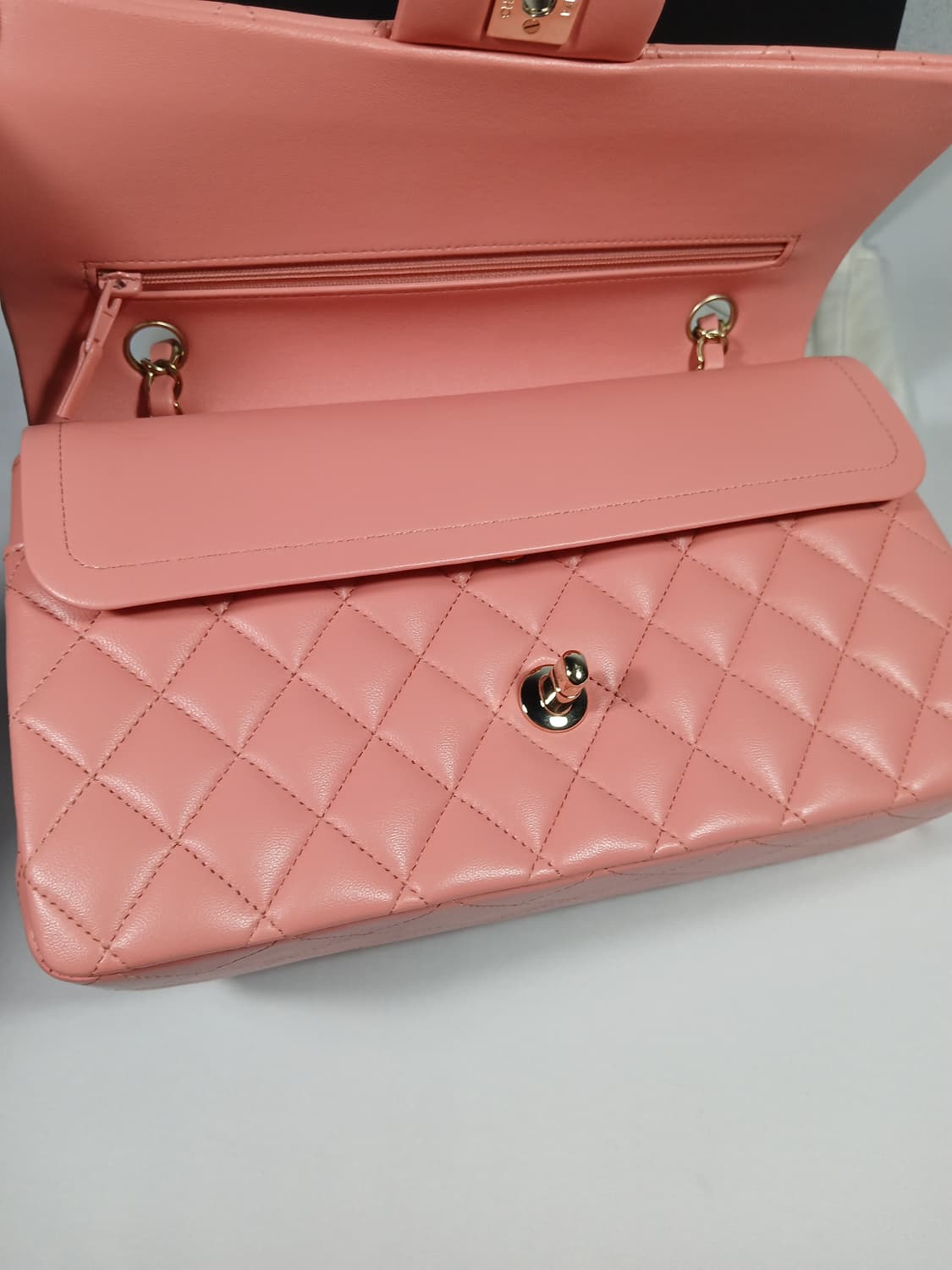 샤넬 클래식 플랩팩 미듐 A01112 상품이미지10