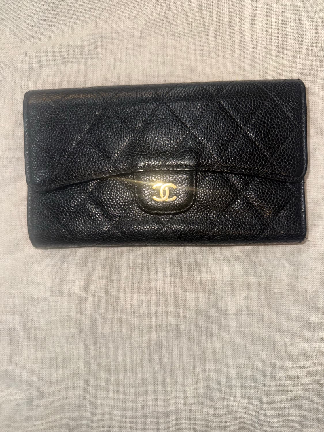 20번대 정품 샤넬 금장 캐비어 클래식 장지갑 팝니다 상품이미지1