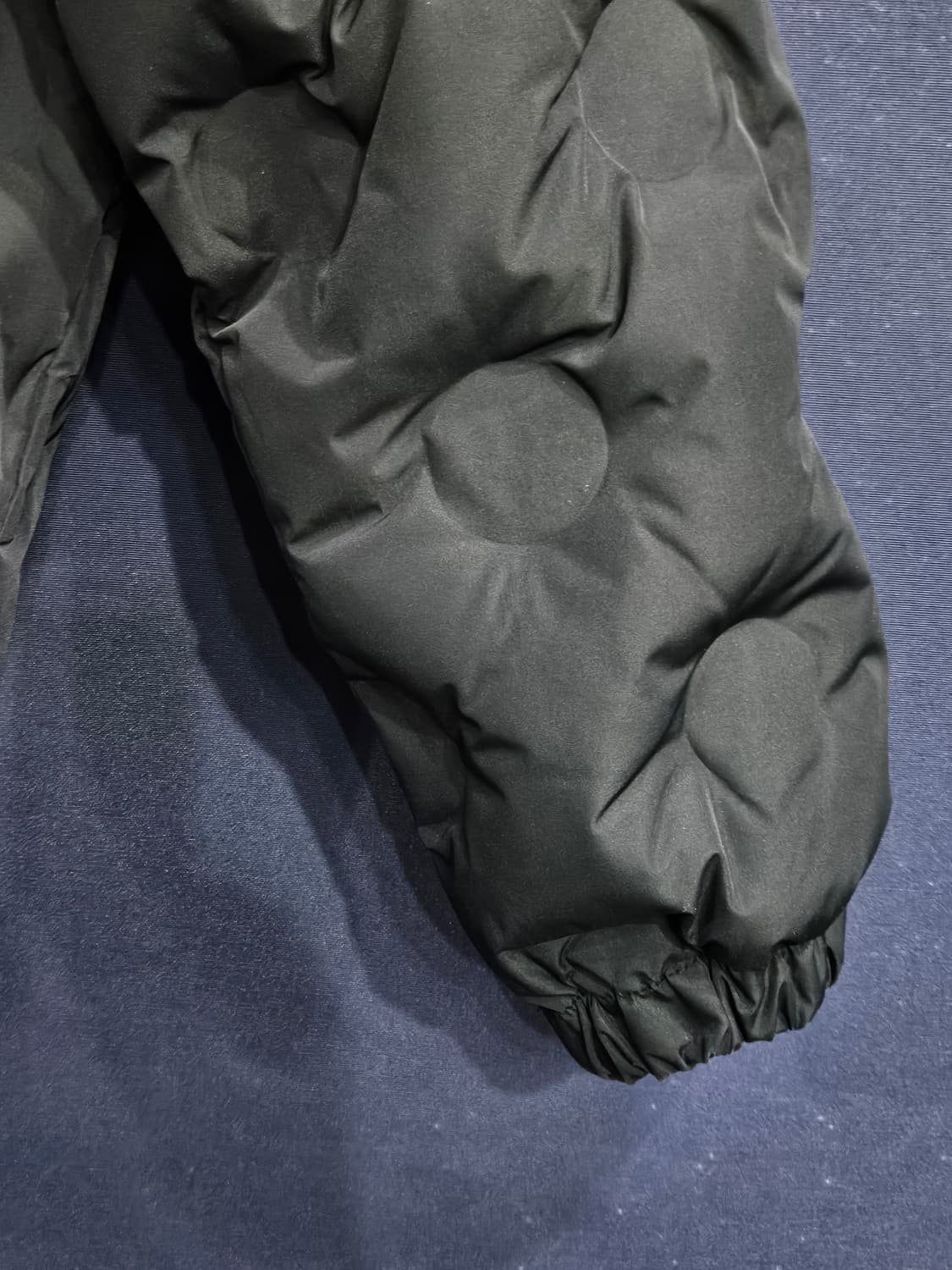 골스튜디오 엠보싱 블랙컬러 남성 세미오버핏 95 덕다운 경량패딩  상품이미지6