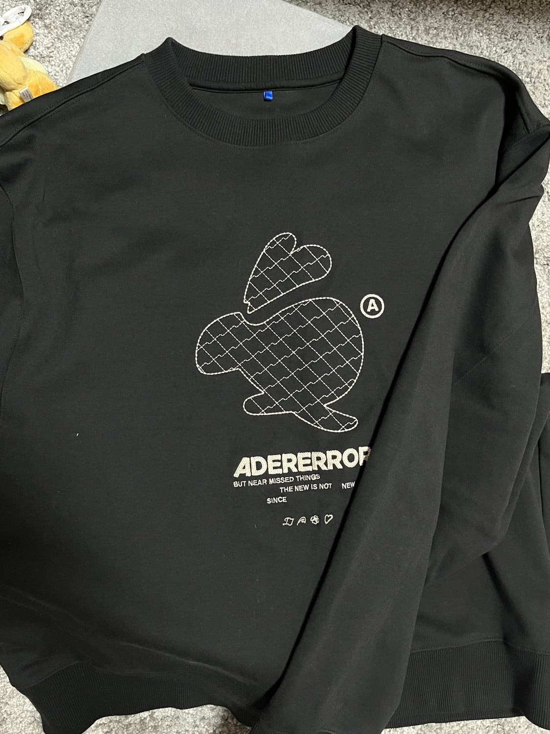 아더에러 토끼 로고 맨투맨  상품이미지1