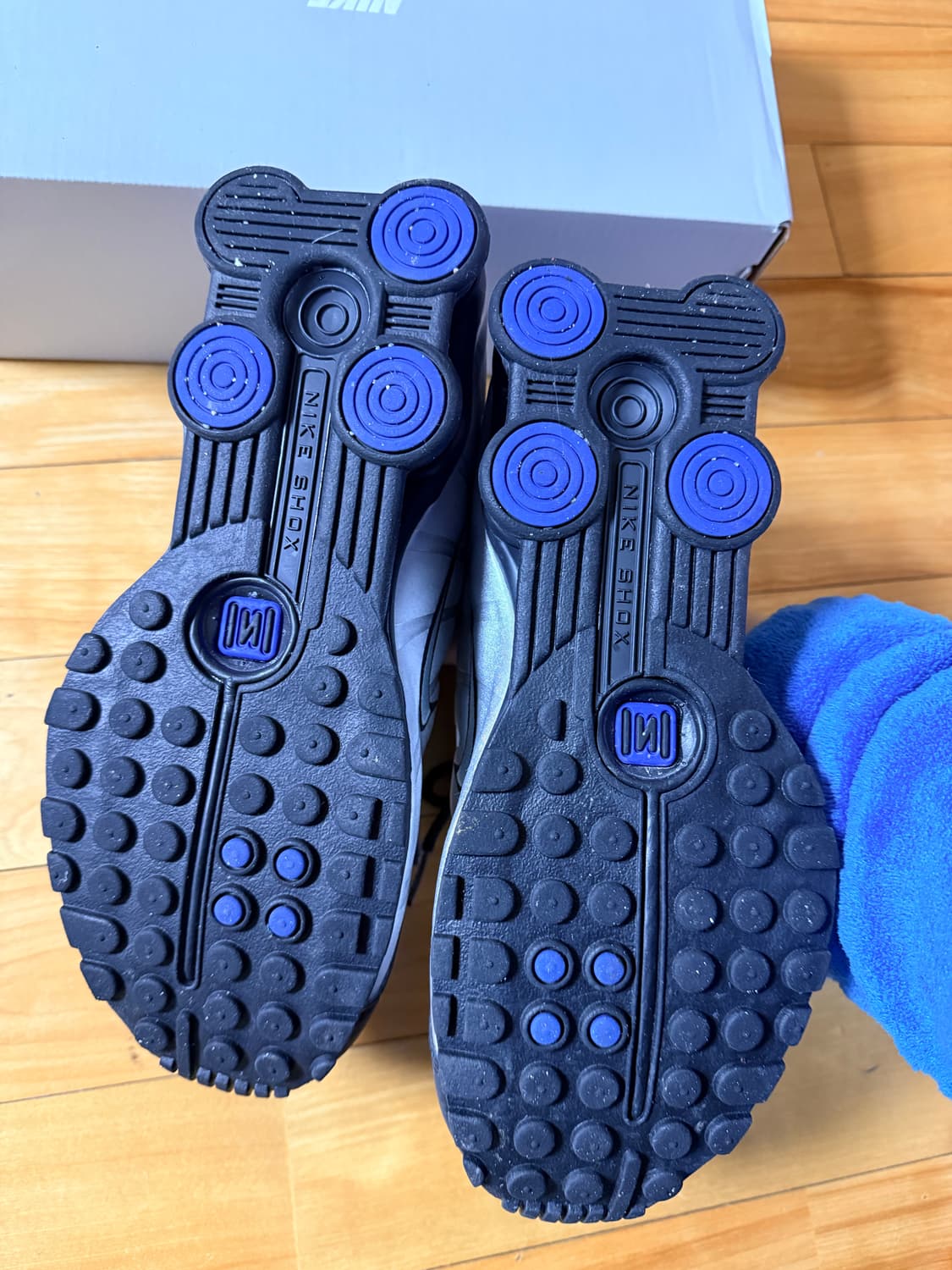 나이키 샥스 r4 메탈릭 실버 앤 블랙 235 판매합니다. 상품이미지2