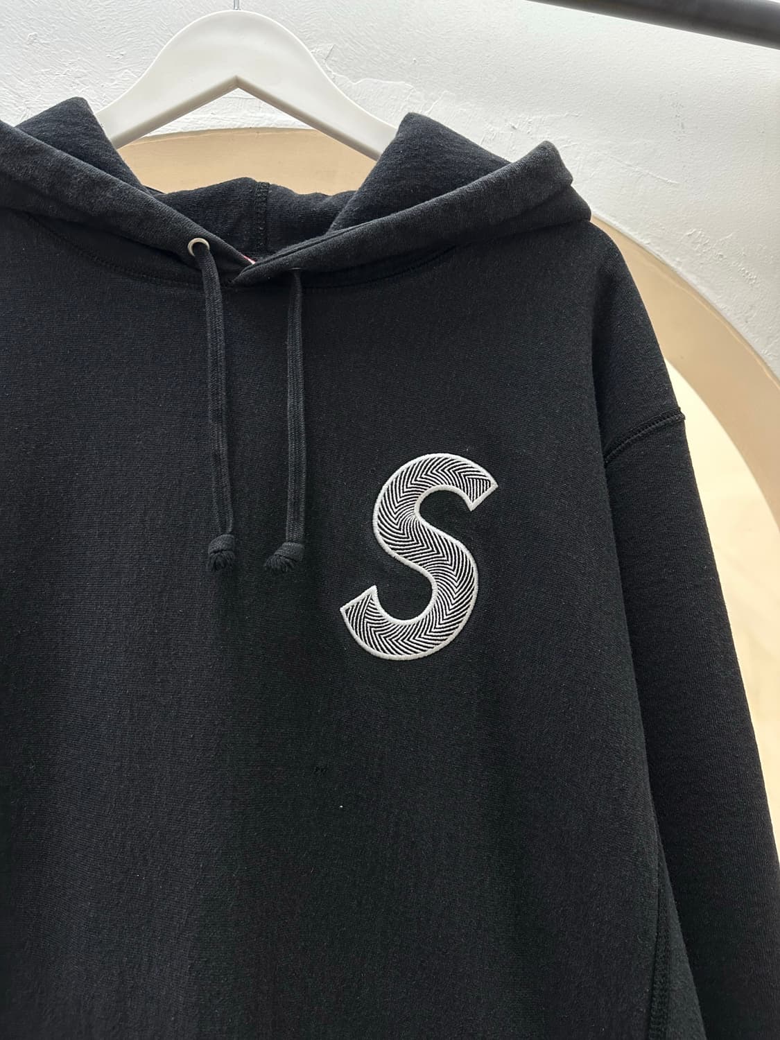 슈프림 S로고 블랙 후드티 상품이미지2