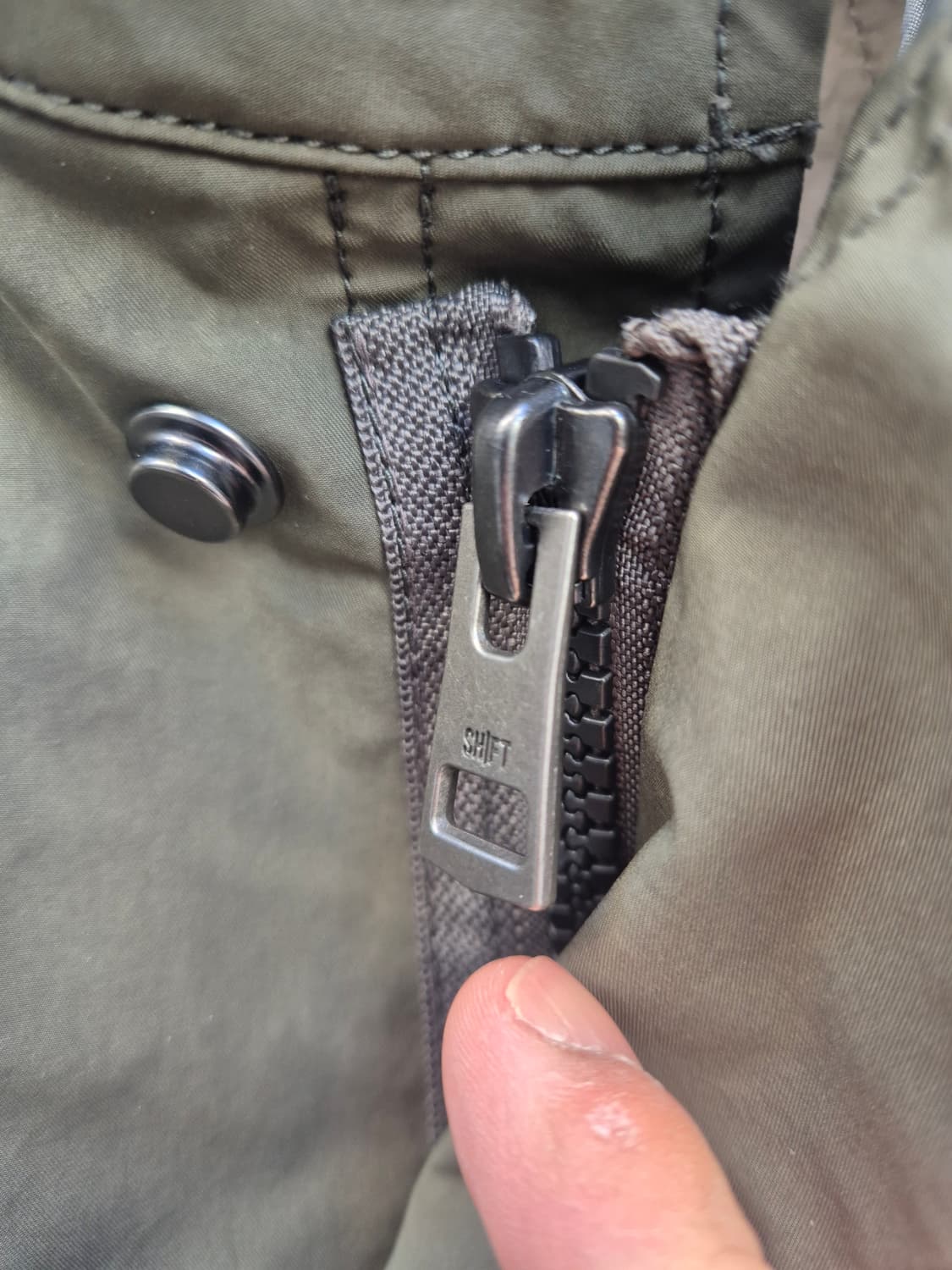 SHIFTG 브랜드의 카키색 야상 코트입니다-100사이즈 상품이미지4