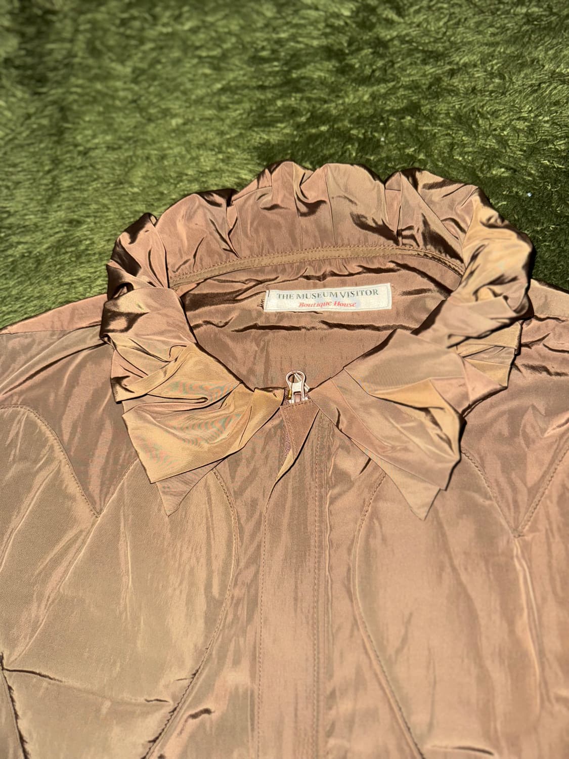 [L] 더뮤지엄비지터 하트 엠보스드 폴리 자켓 브라운 상품이미지3