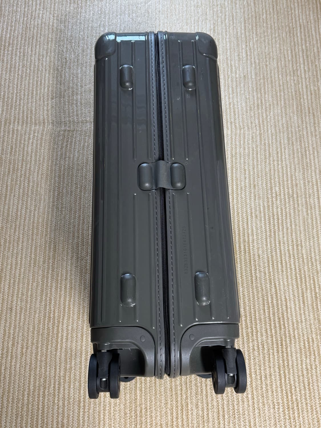 리모와(RIMOWA) 에센셜 체크인 M 캐리어 그레이색상 상품이미지4