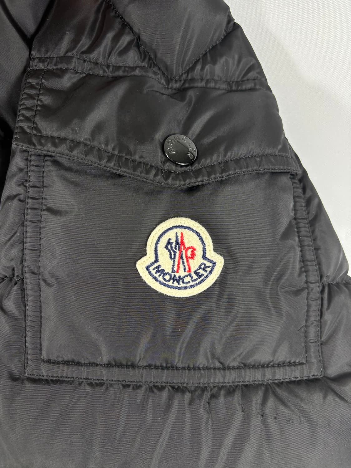 (크림판,25FW)몽클레어 마야 후드 쇼트 다운 패딩 자켓 블랙 무광 상품이미지5