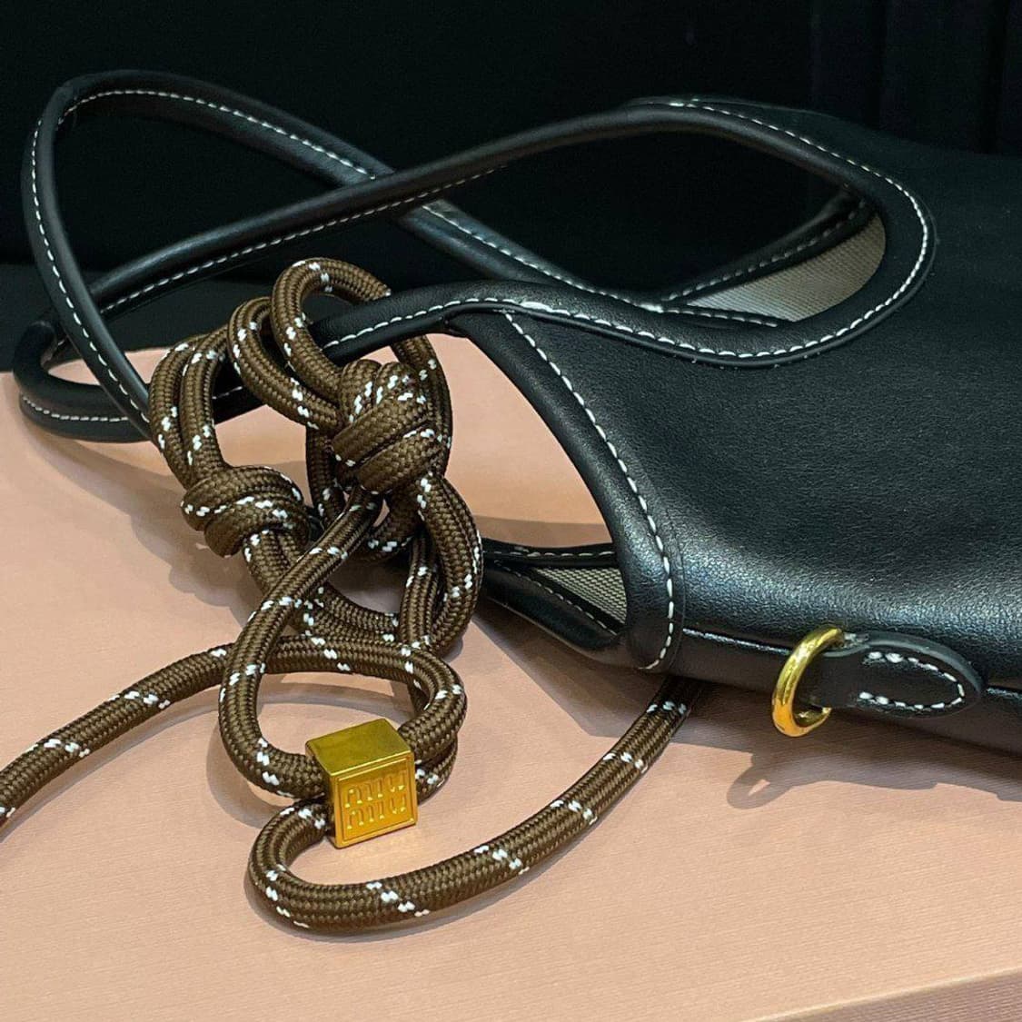 미우미우(Miu Miu) 아이비 가죽 핸드백 상품이미지6