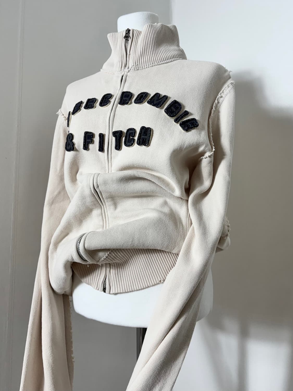 아베크롬비 스펠링 로고 아이보리 베이지 집업 상품이미지1