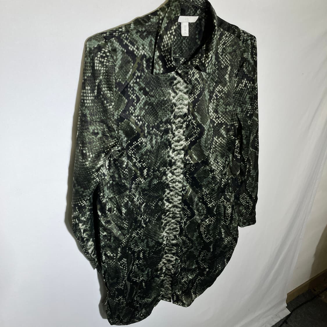 L-XL)H&M 여성 오버핏 뱀피 패턴 셔츠 상품이미지1