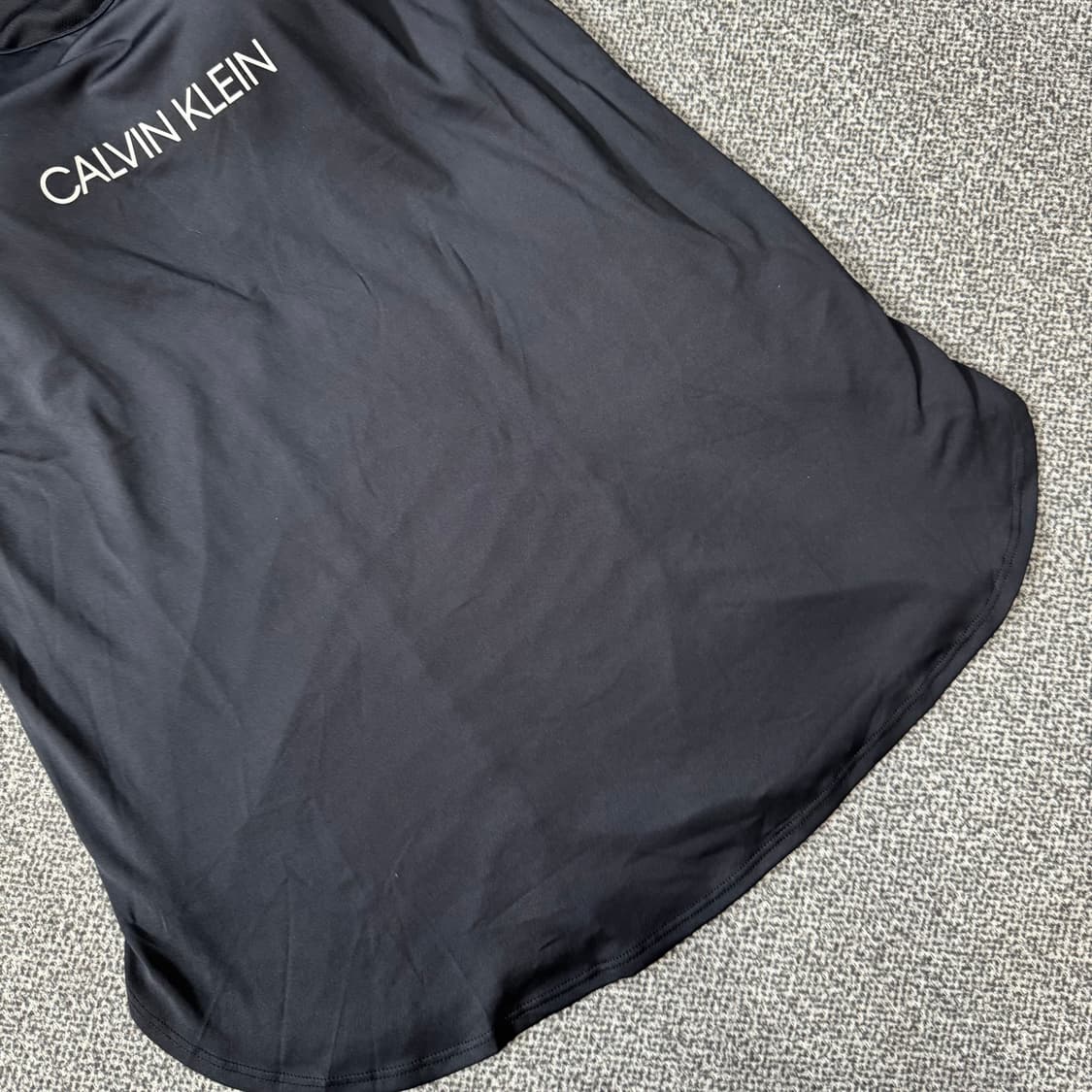 캘빈클라인 퍼포먼스 블랙 화이트 스펠아웃로고 리플렉티브 슬리브리스 상품이미지3