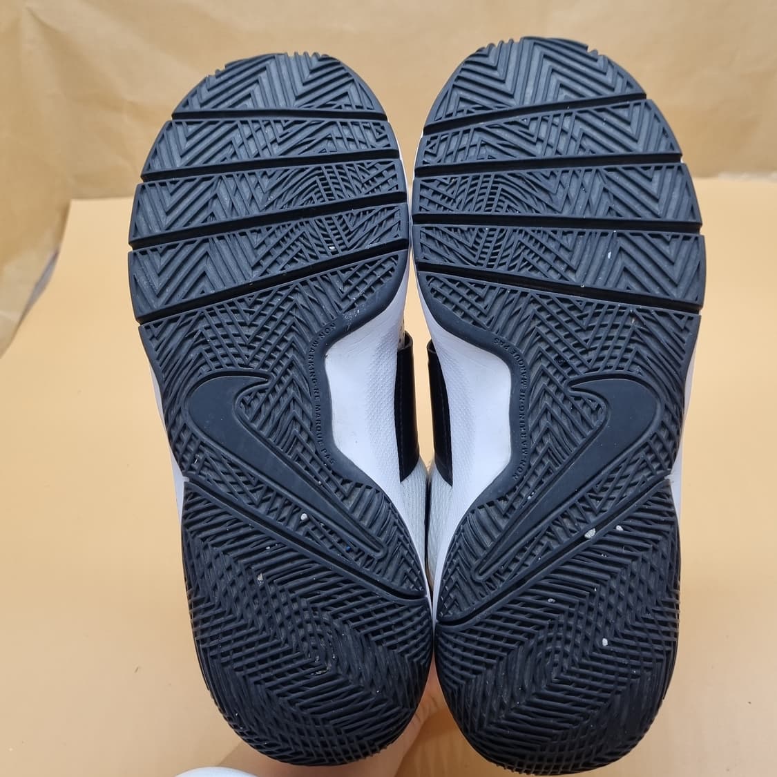 나이키 팀 허슬 D8 여성운동화235  상품이미지3