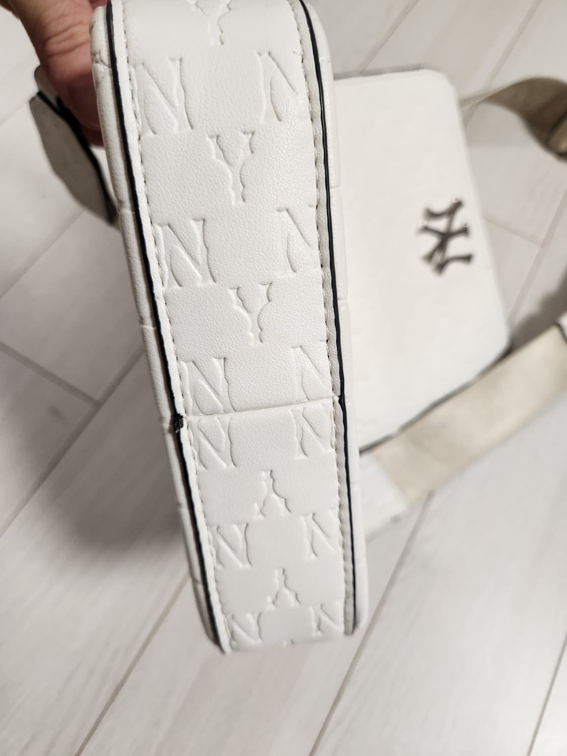 MLB 모노그램 엠보 미니 크로스백

여러 중고사이트에도 같이 판매하고  상품이미지7