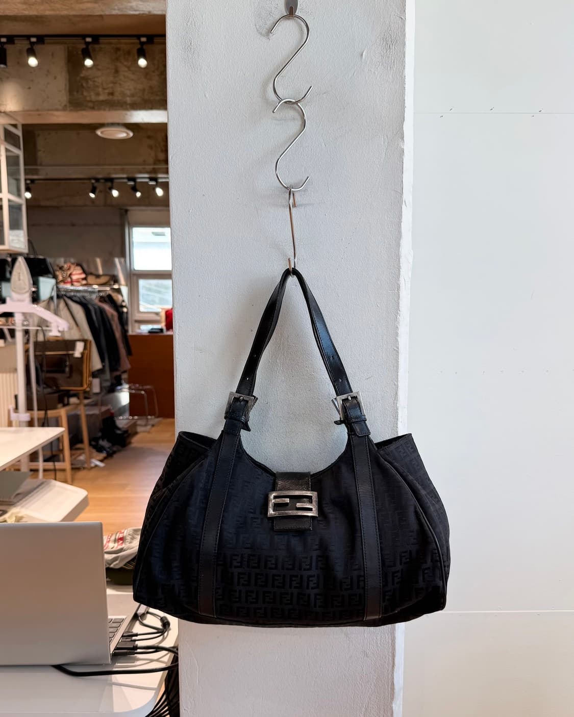 펜디 블랙 주카 숄더백 상품이미지2