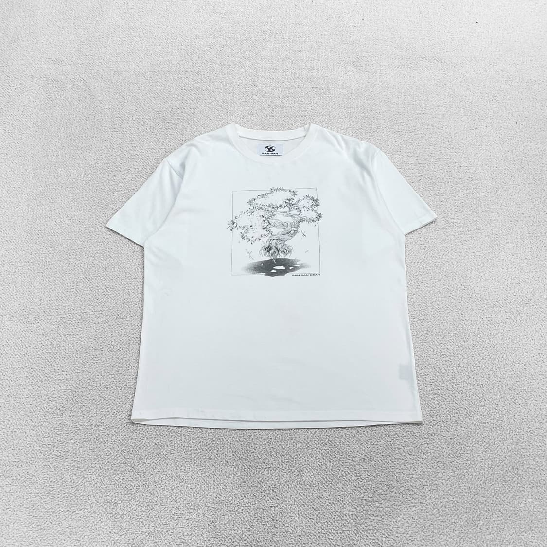 산산기어 나무 그래픽 반팔 티셔츠 화이트 상품이미지1