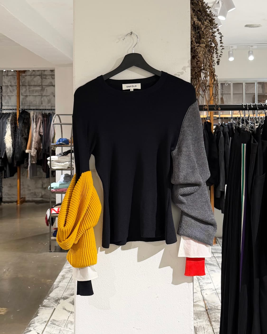 엔폴드 블랙 슬리브 배색 풀오버 니트 상품이미지1