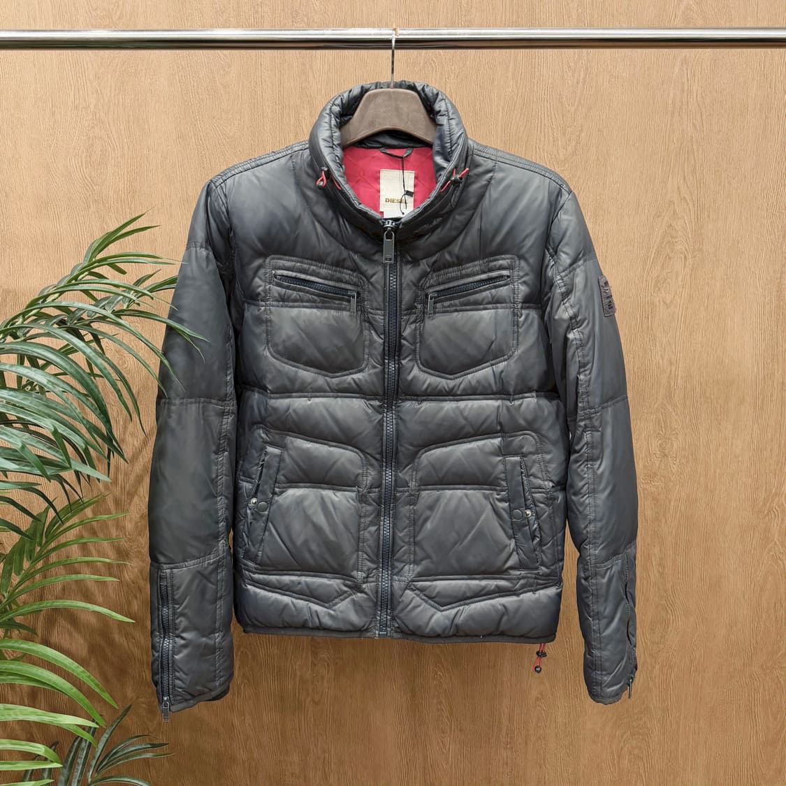 디젤 하이넥 패딩 자켓 퀄팅 패널 로고 패치 밑단 스트링 디테일 차콜 상품이미지1