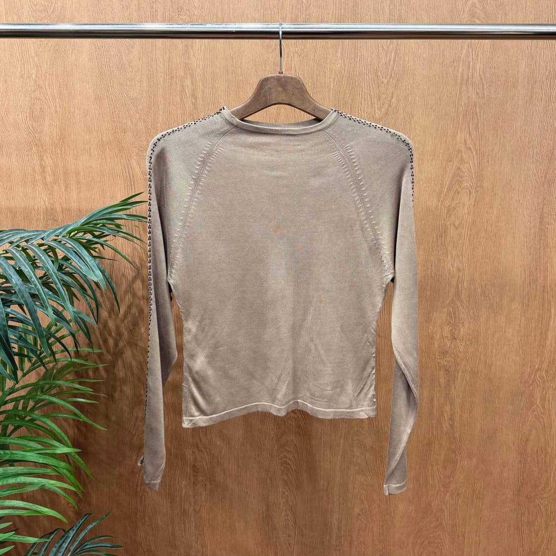 스피치오 라운드넥 실크 니트 비즈 장식 라인 디테일 레귤러핏 베이지 상품이미지1