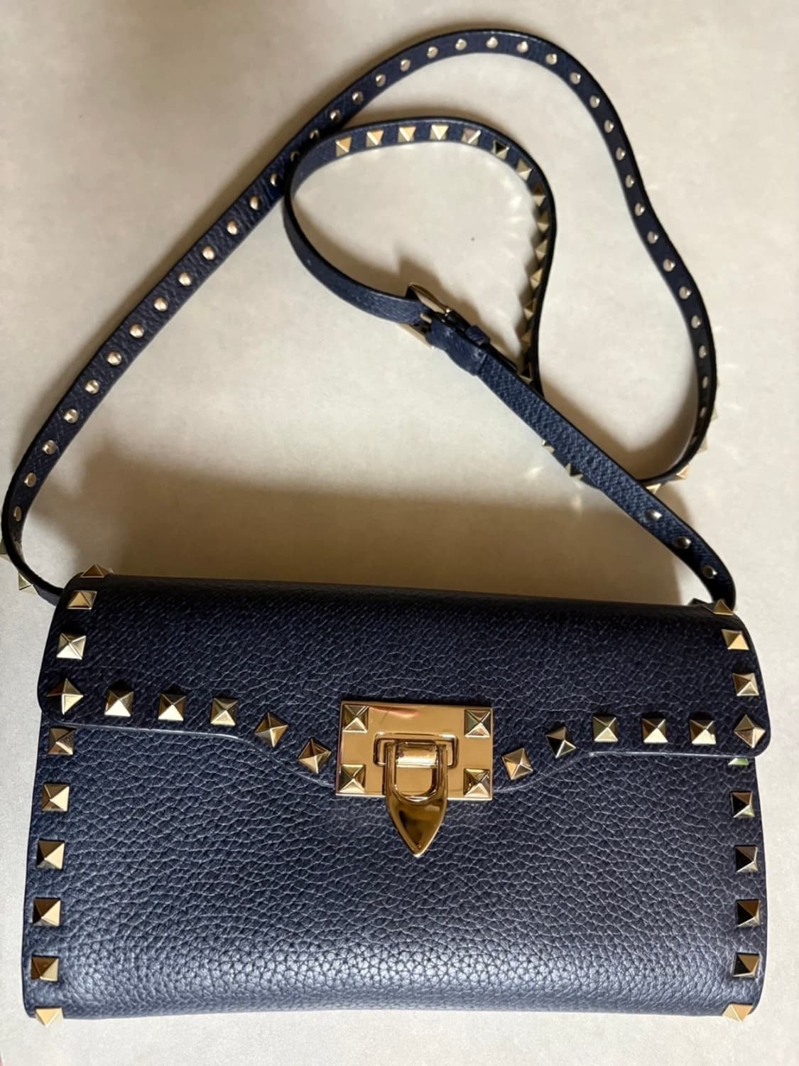 발렌티노 락스터드 스몰 숄더백 딥데님 상품이미지1