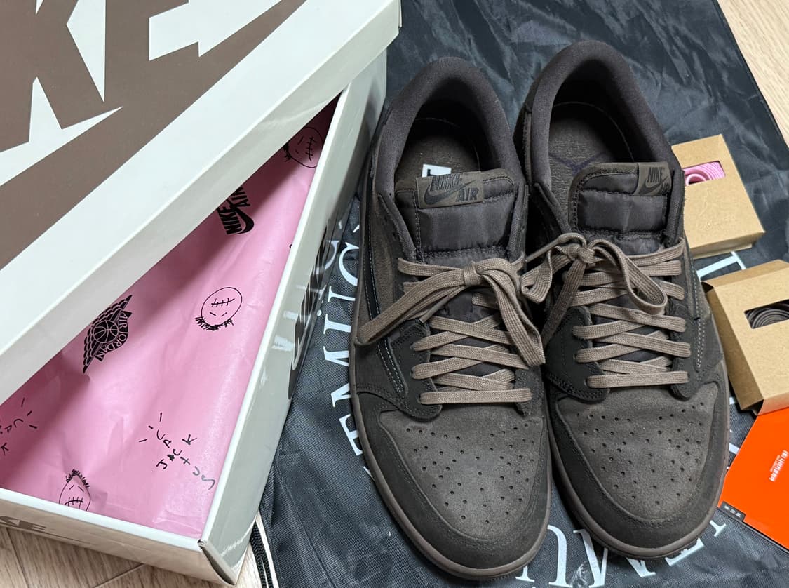 조던 1 x 트래비스 스캇 레트로 로우 OG SP 벨벳 브라운 앤 다크 상품이미지1