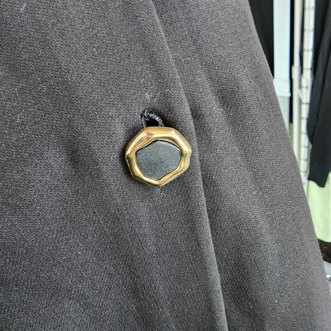 앤아더스토리 블랙 금장 버튼 슬릿 스커트 상품이미지4