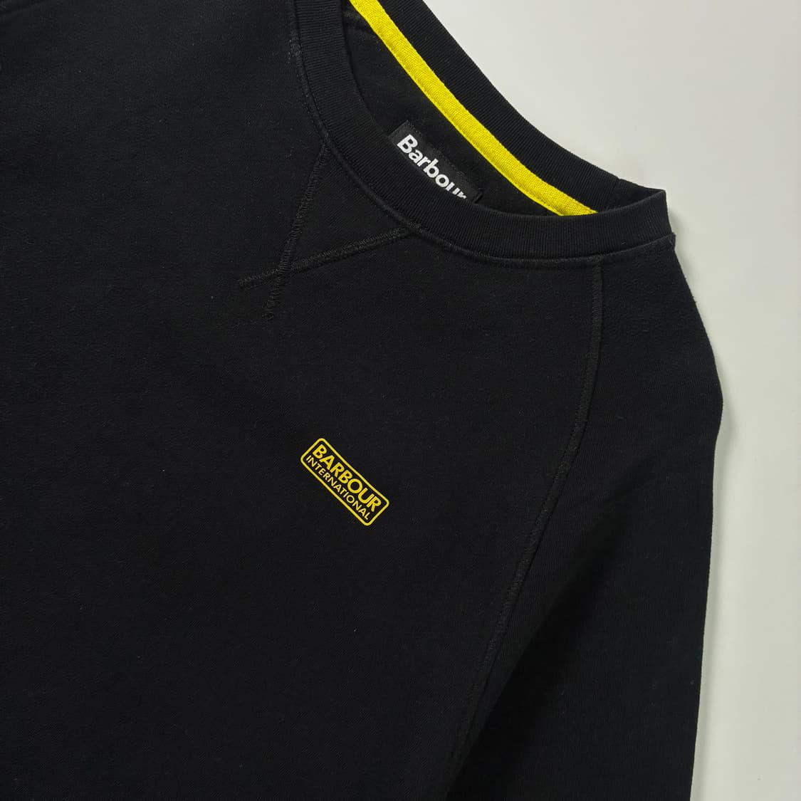 Barbour  바버 인터네셔널 블랙 맨투맨  상품이미지2