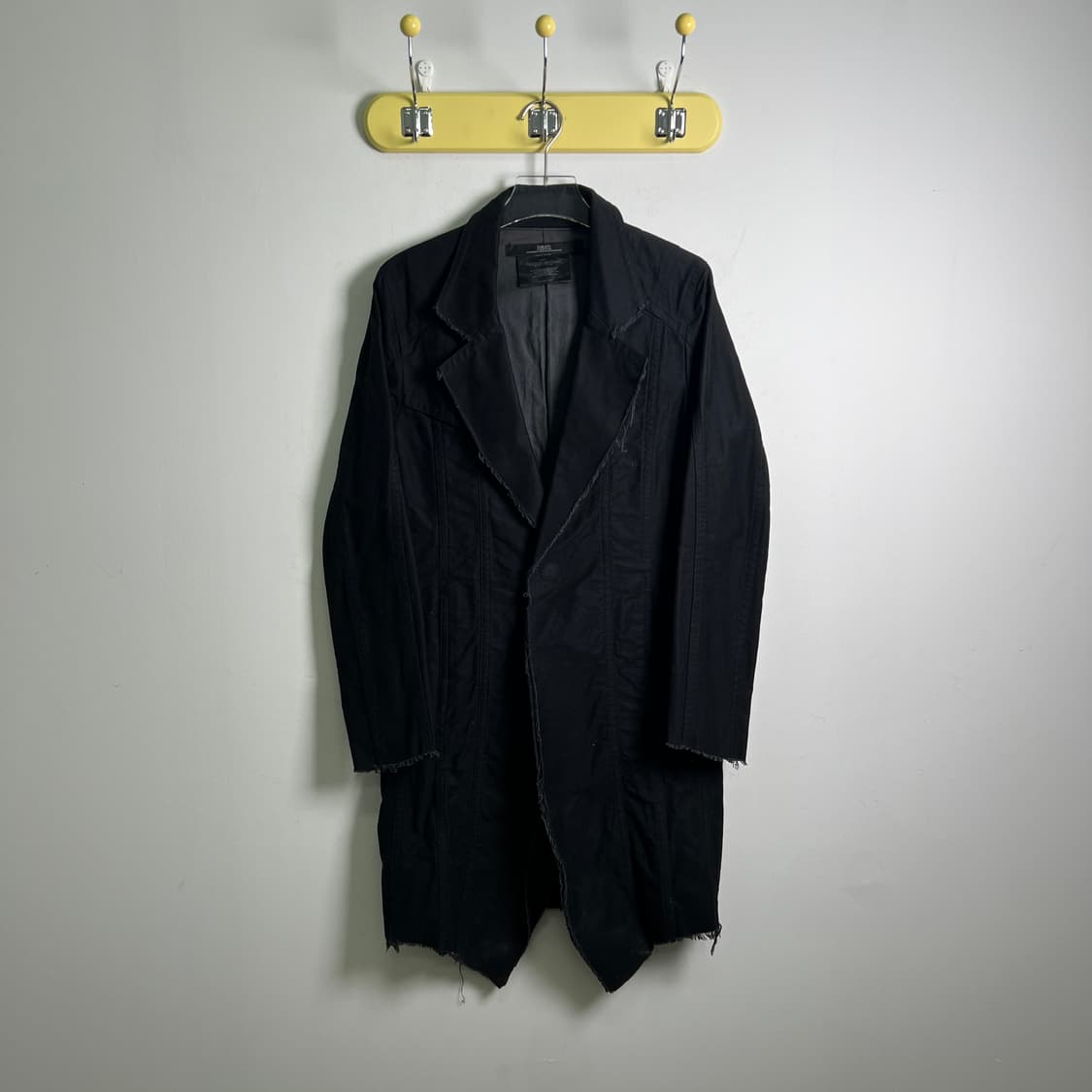 DIRAIN 블랙 컷오프 테일러드 데미지 롱 코트  상품이미지1