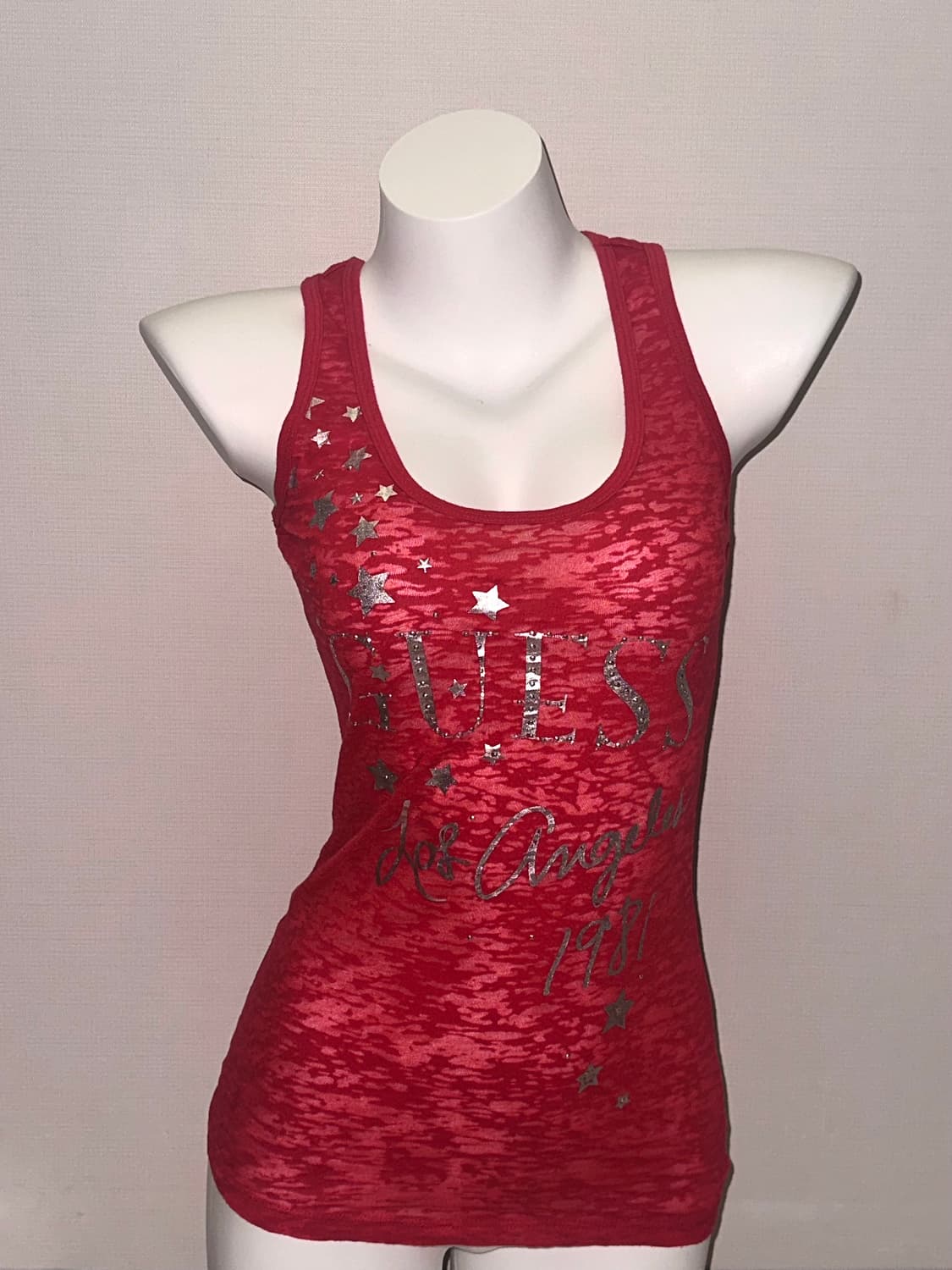 게스 레드 큐빅 로고 슬리브리스 상품이미지1