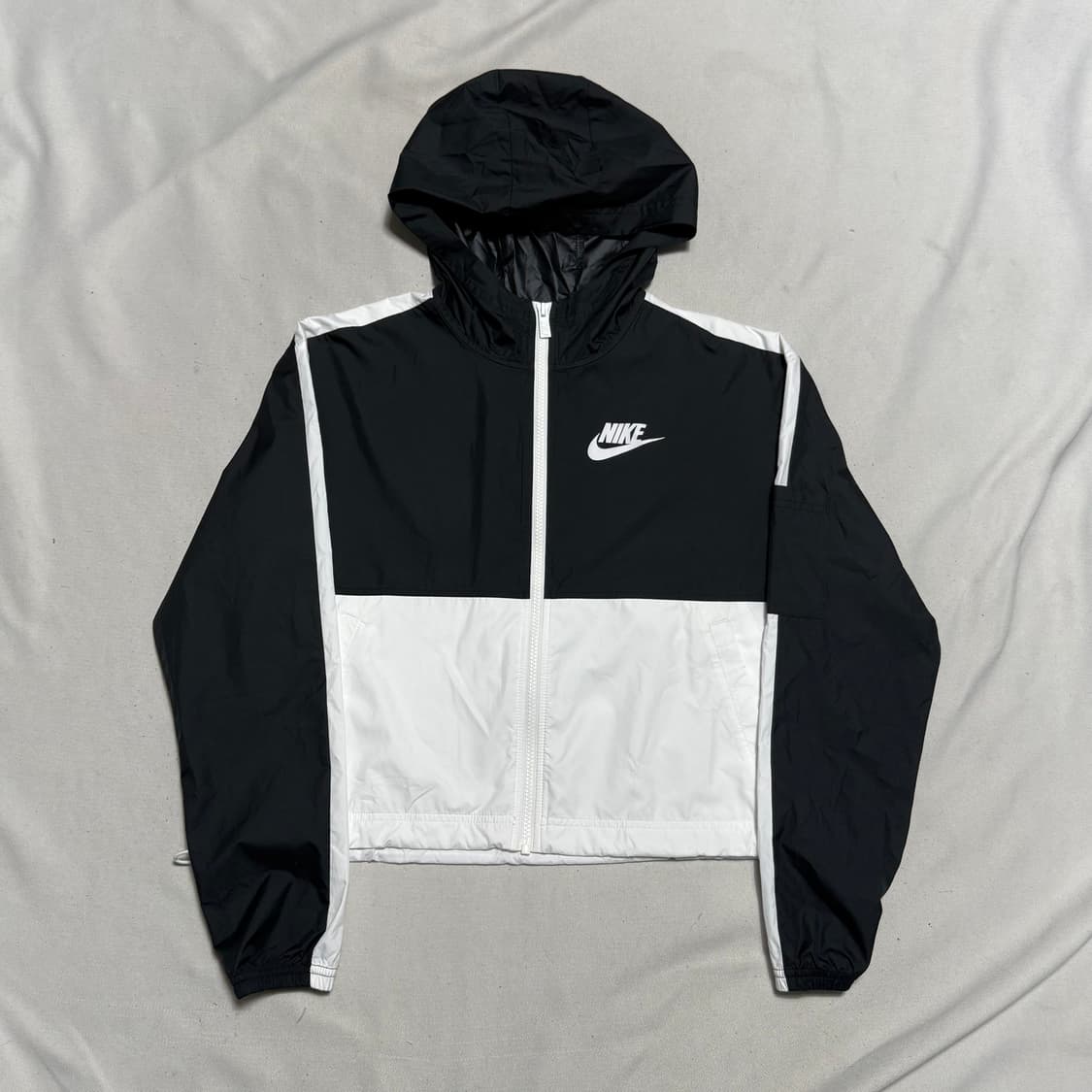 S 나이키 화이트 블랙 배색 크롭 바람막이 상품이미지2