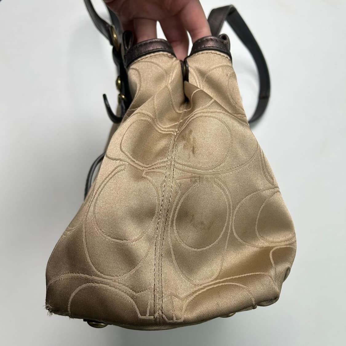 코치 시그니처 옵아트 자카드 및 에나멜 혼방 호보 숄더백 상품이미지4