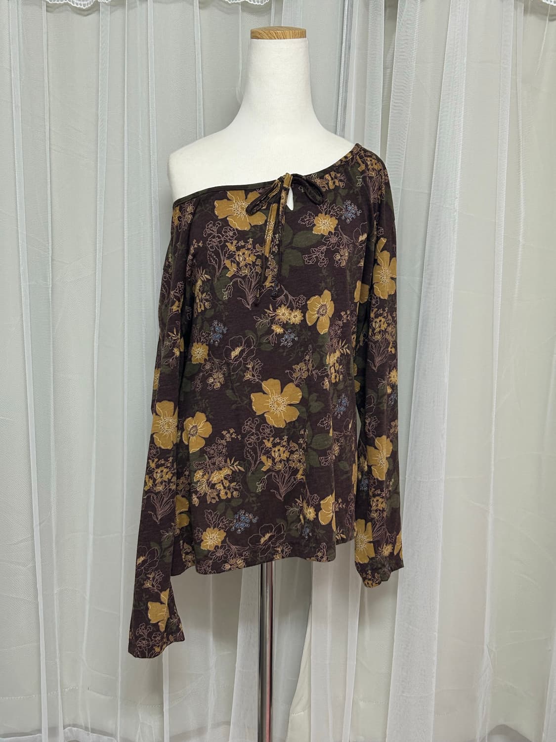 오리엔탈 플로럴 브라운 오프숄더  탑 상품이미지1