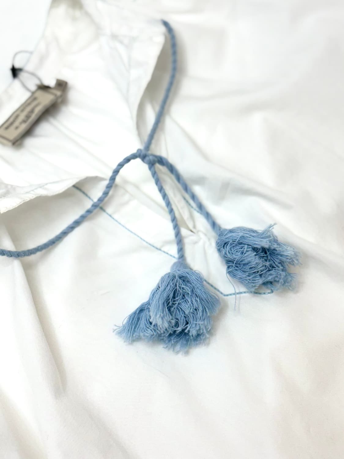 Maison kitsune 메종키츠네 화이트컬러 테슬디테일 블라우스 상품이미지5