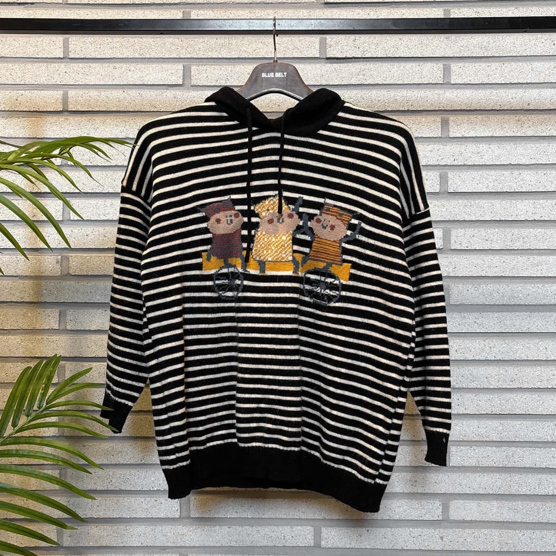 JPN VINTAGE 후드 니트 스트라이프 패턴 앞면 캐릭터 디테일 블랙 상품이미지2