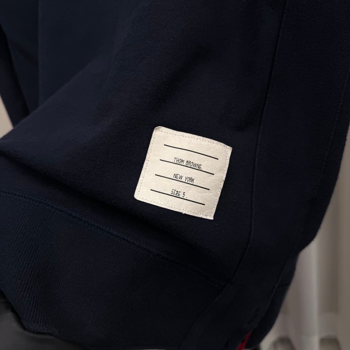 [5] 톰브라운 사선완장 맨투맨 네이비 상품이미지3