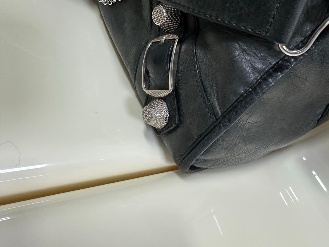 [A 정품] 발렌시아가 자이언트 시티 모터백 미디움 블랙 상품이미지5