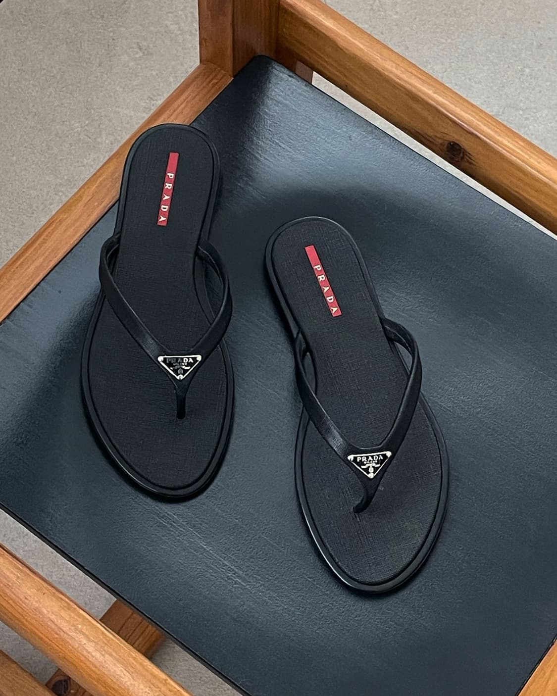 프라다 prada 블랙 플립플랍 쪼리 상품이미지1