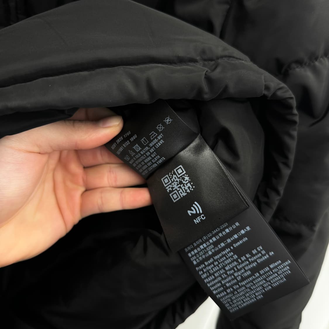 [25년/50] 프라다 리나일론 다운 패딩 블랙 상품이미지6