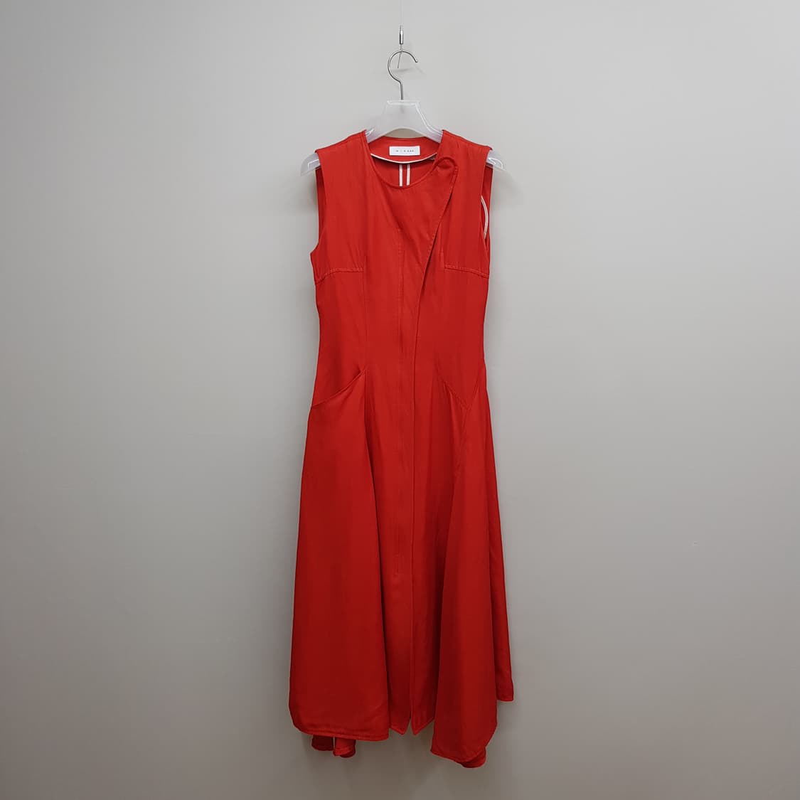 미샤 MICHAA 2021 버튼 디테일 슬리브리스 롱 원피스 상품이미지1