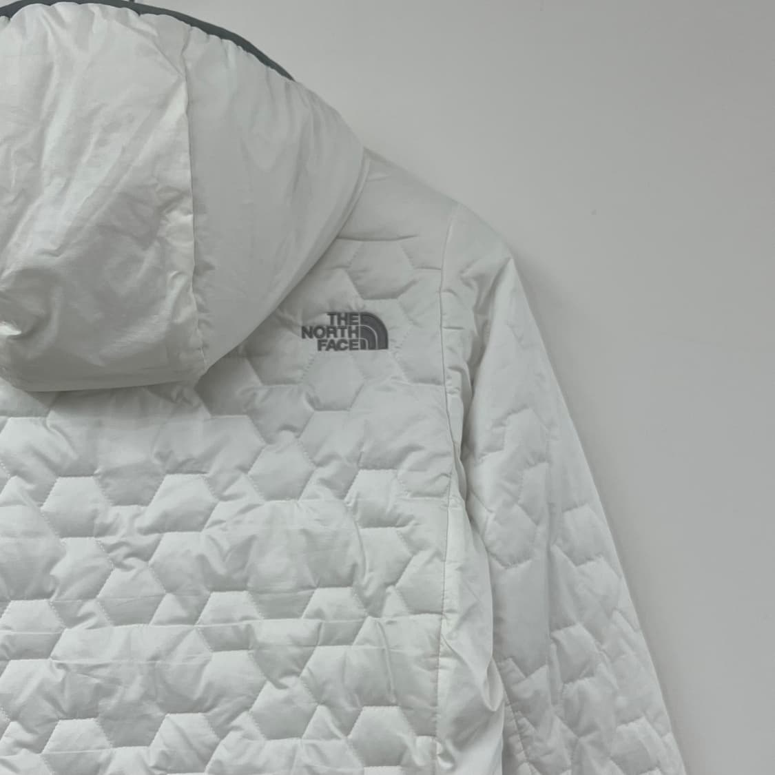 노스페이스 실버 자수로고 화이트 경량 패딩 자켓 상품이미지5