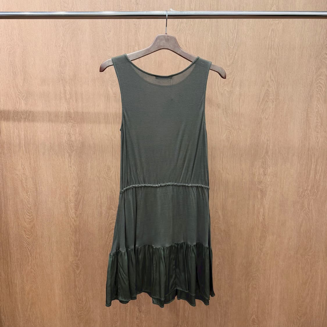 띠어리 럭스 슬리브리스 원피스 하단 티어드 러플 드로스트링 디테일 카키 상품이미지3