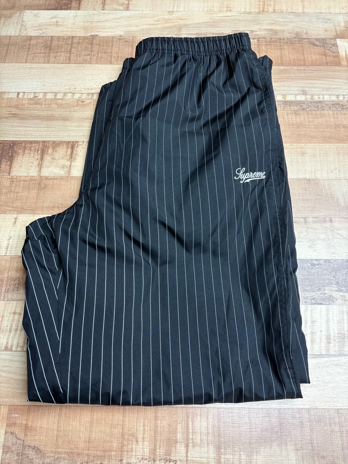 슈프림 리플렉티브 핀스트라이프 트랙 팬츠 블랙 24FW L사이즈 상품이미지4