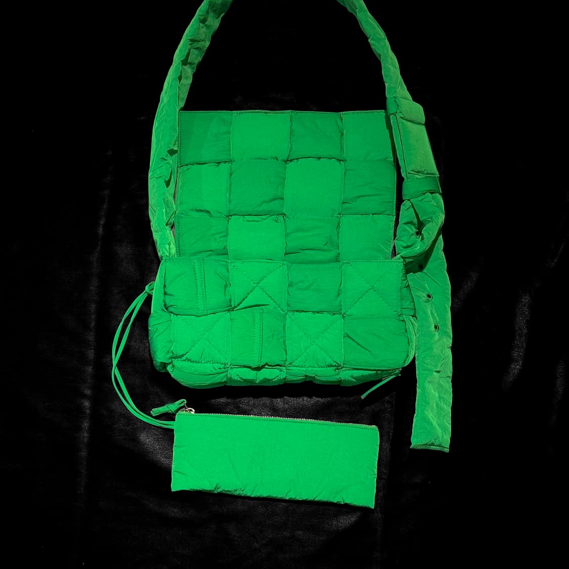 보테가 베네타 패딩 테크 카세트백 패러킷 상품이미지5