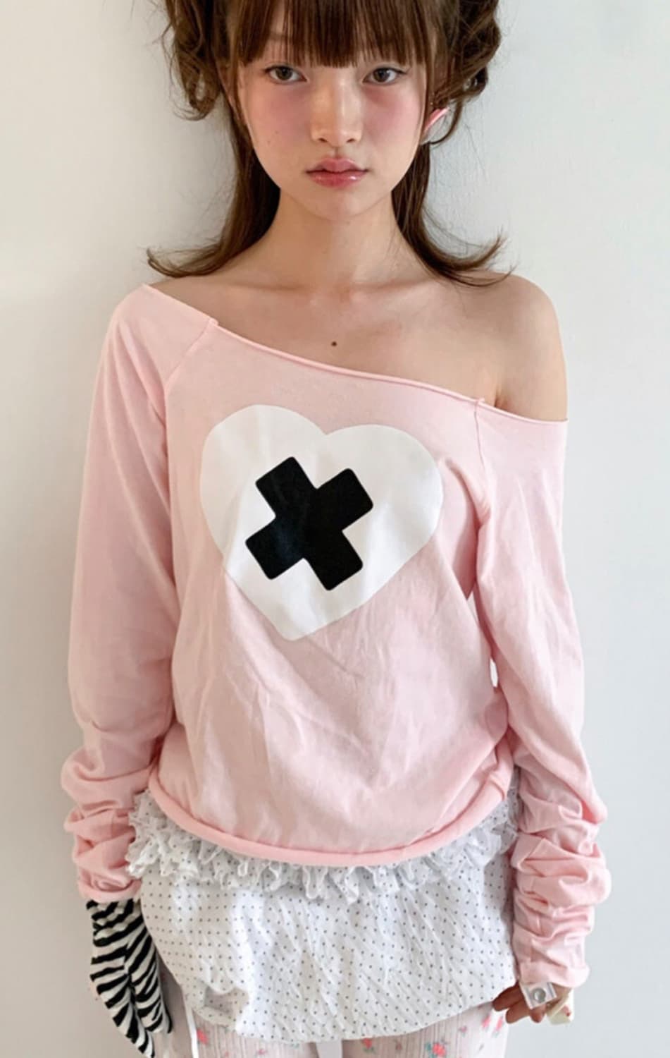 샵페어리 크로스 하트 컷 오프 티 상품이미지1
