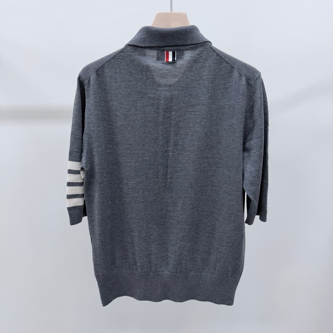 [S+급/3] 톰브라운 사선완장 메리노 울 반팔 카라티 그레이 상품이미지5