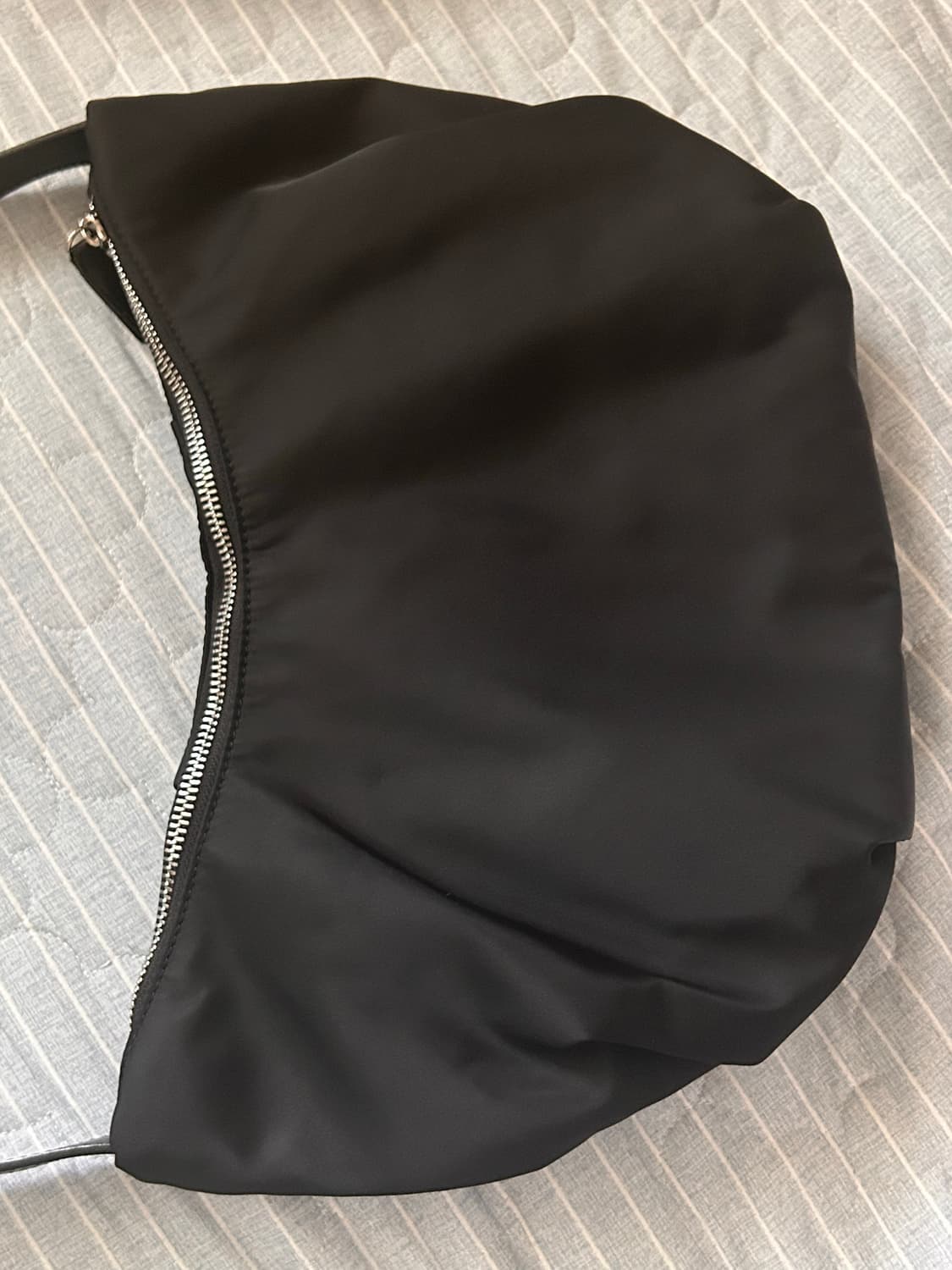 오브히로에브 나일론 호보백 Loeb Nylon Hobo Bag_Black 상품이미지2