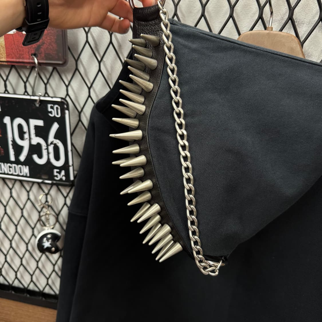 24S/S 웰던 WE11DONE 스파이크 체인 후드 집업 블랙 상품이미지5