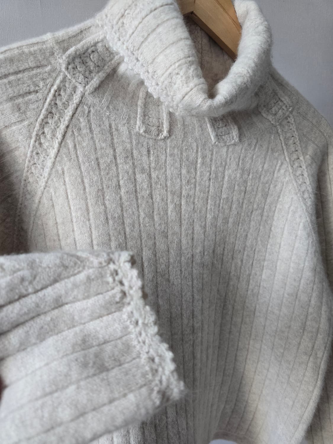 크리미 톤 폴라넥 울 니트 상품이미지3