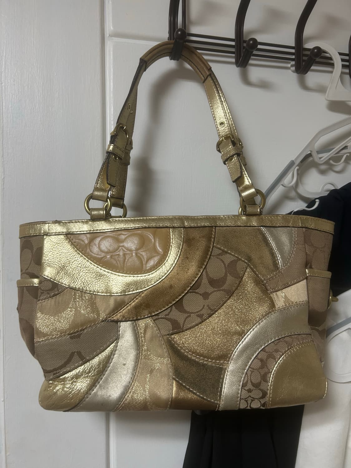 코치 골드컬러 토트백 상품이미지1