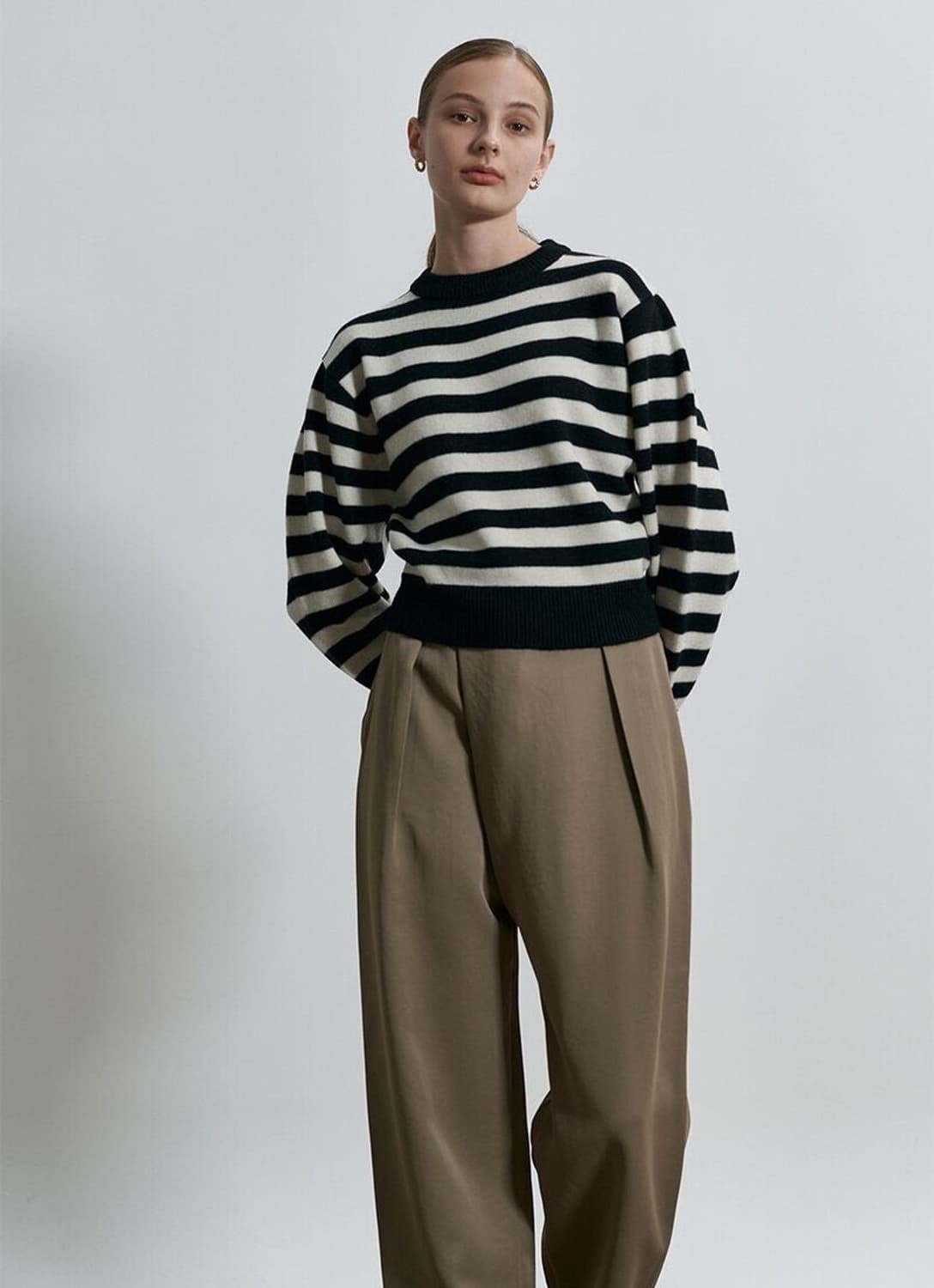 블러썸에이치컴퍼니 스트라이프 패턴 라운드 니트 S 상품이미지1